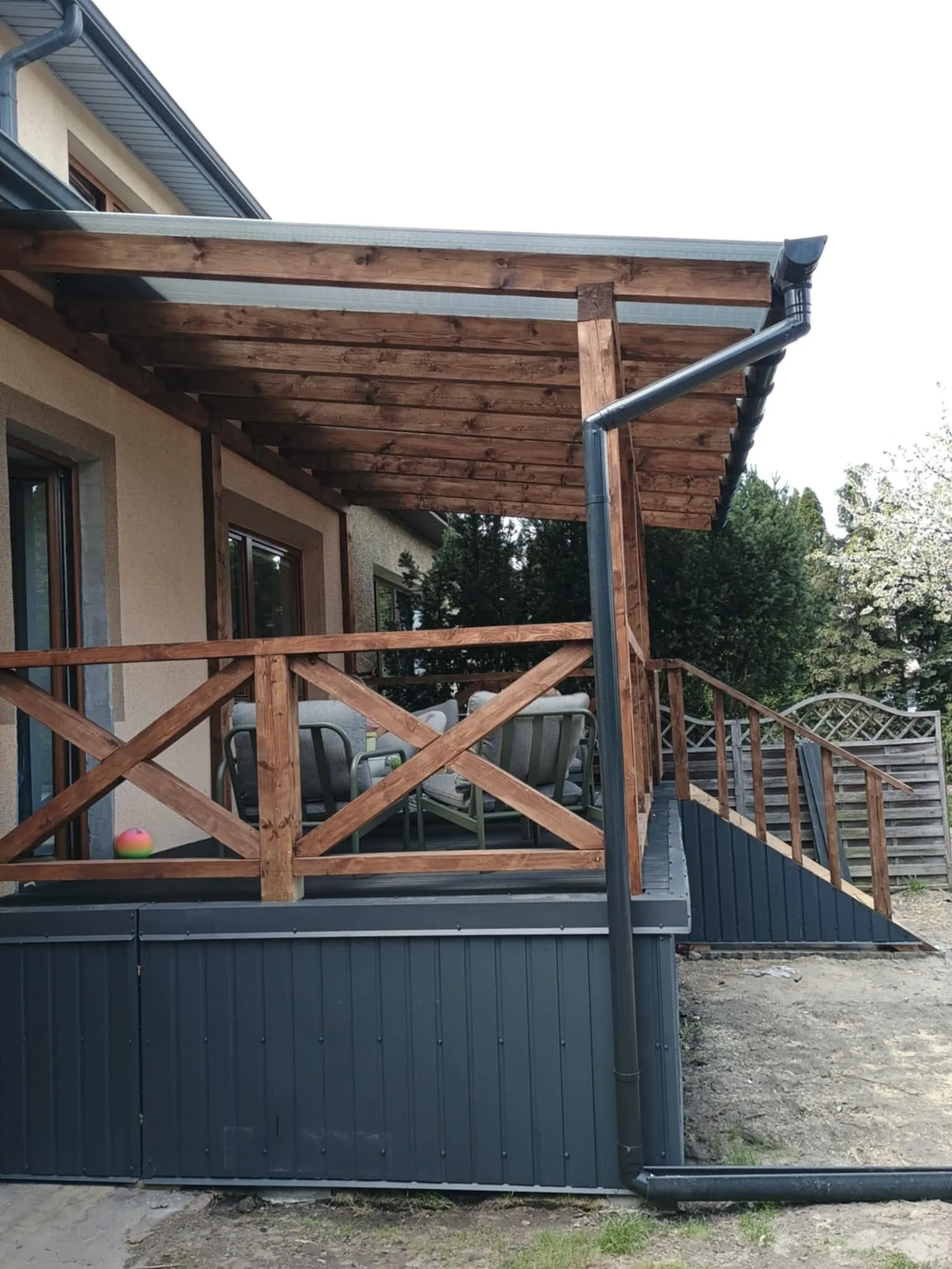 Drewniany taras z zadaszeniem i balustradą