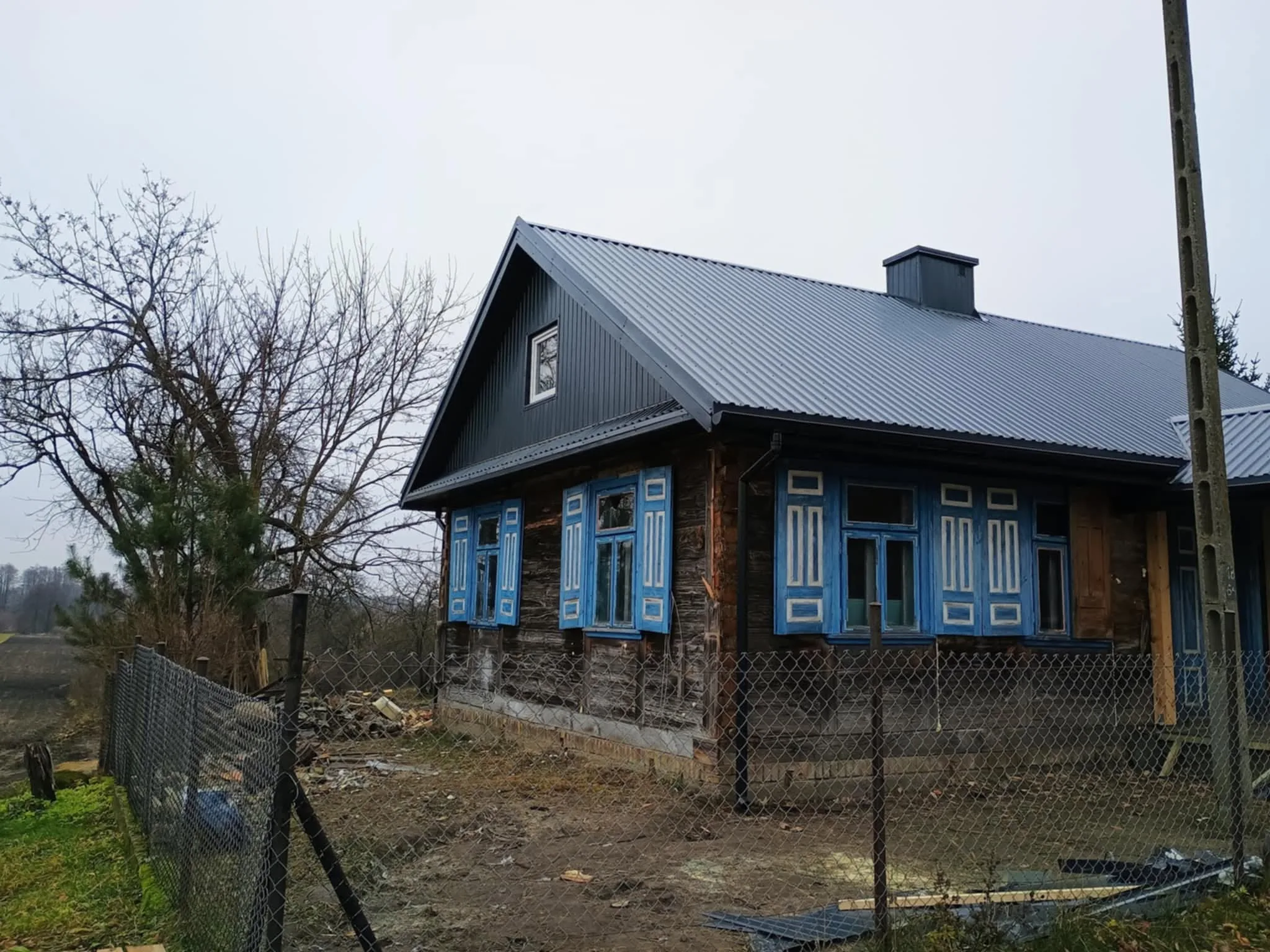 Drewniany dom z wymienionym pokryciem dachowym z blachodachówki